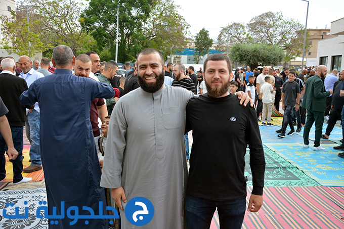 اهالي جلجولية يؤدون صلاة عيد الاضحى في ساحة مسجد الروضة في جلجولية 